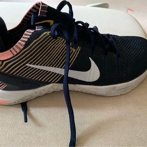 ⭐️ bundle 3 for $25 ⭐️ Womens Nike Icon size 8.5. Navy blue , peach/yellow trim.